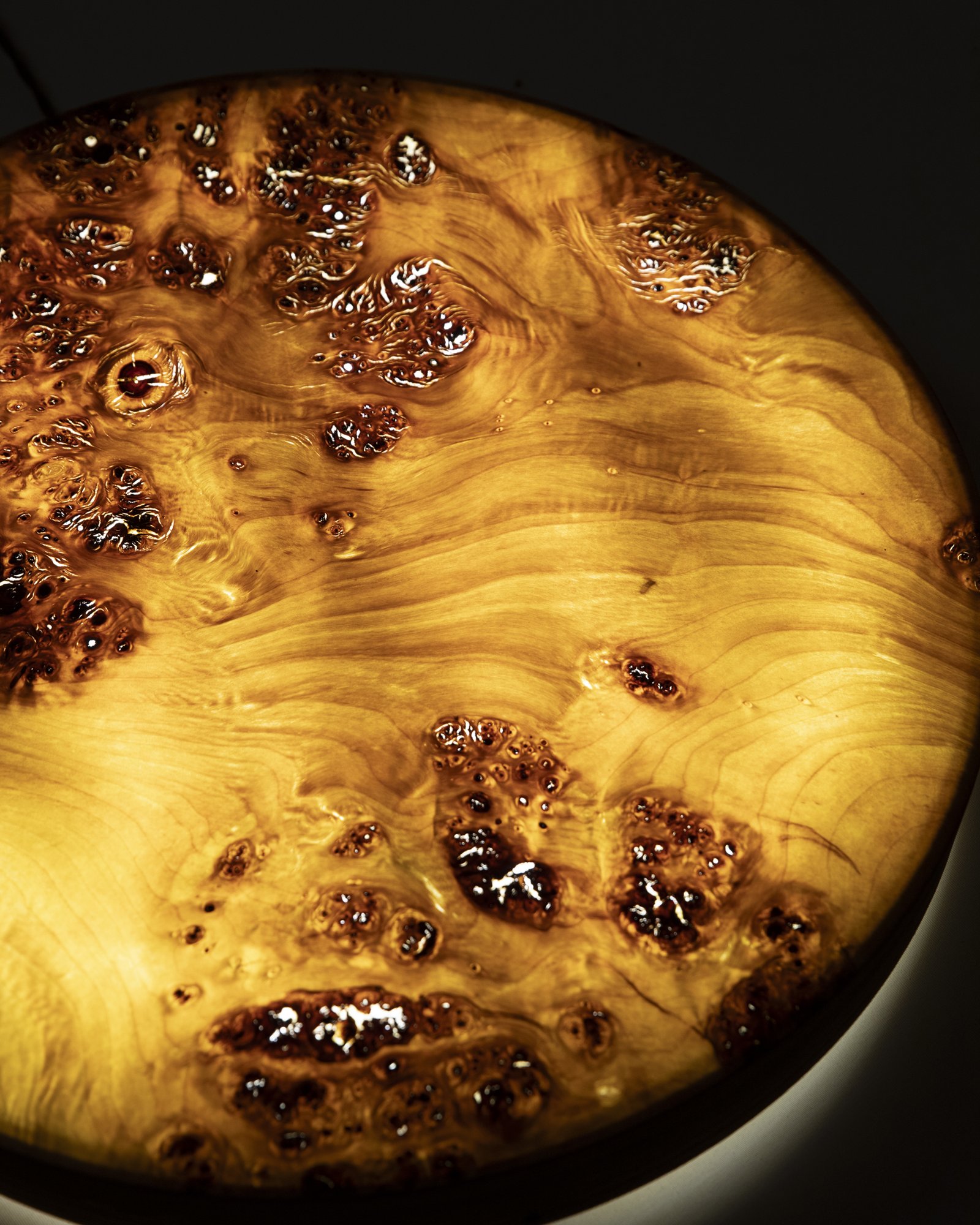 Handgefertigte Wandleuchte aus Mazel Holzfurnier 50 cm mit warmem indirektem Licht