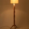 Handgefertigte JUURI Stehlampe aus Holz für Wohnzimmer und moderne Innenräume