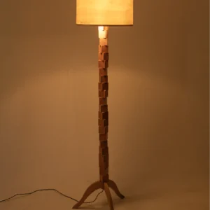 Handgefertigte JUURI Stehlampe aus Holz für Wohnzimmer und moderne Innenräume