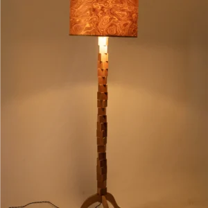 JUURI Holz Stehlampe aus Eiche mit natürlicher Oberfläche