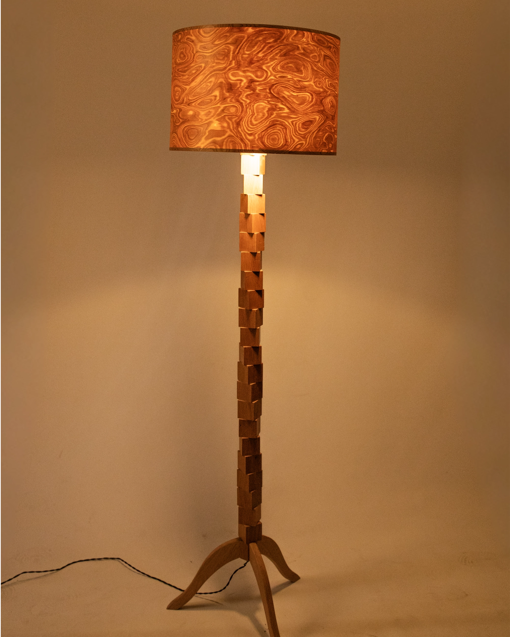 JUURI Holz Stehlampe aus Eiche mit natürlicher Oberfläche