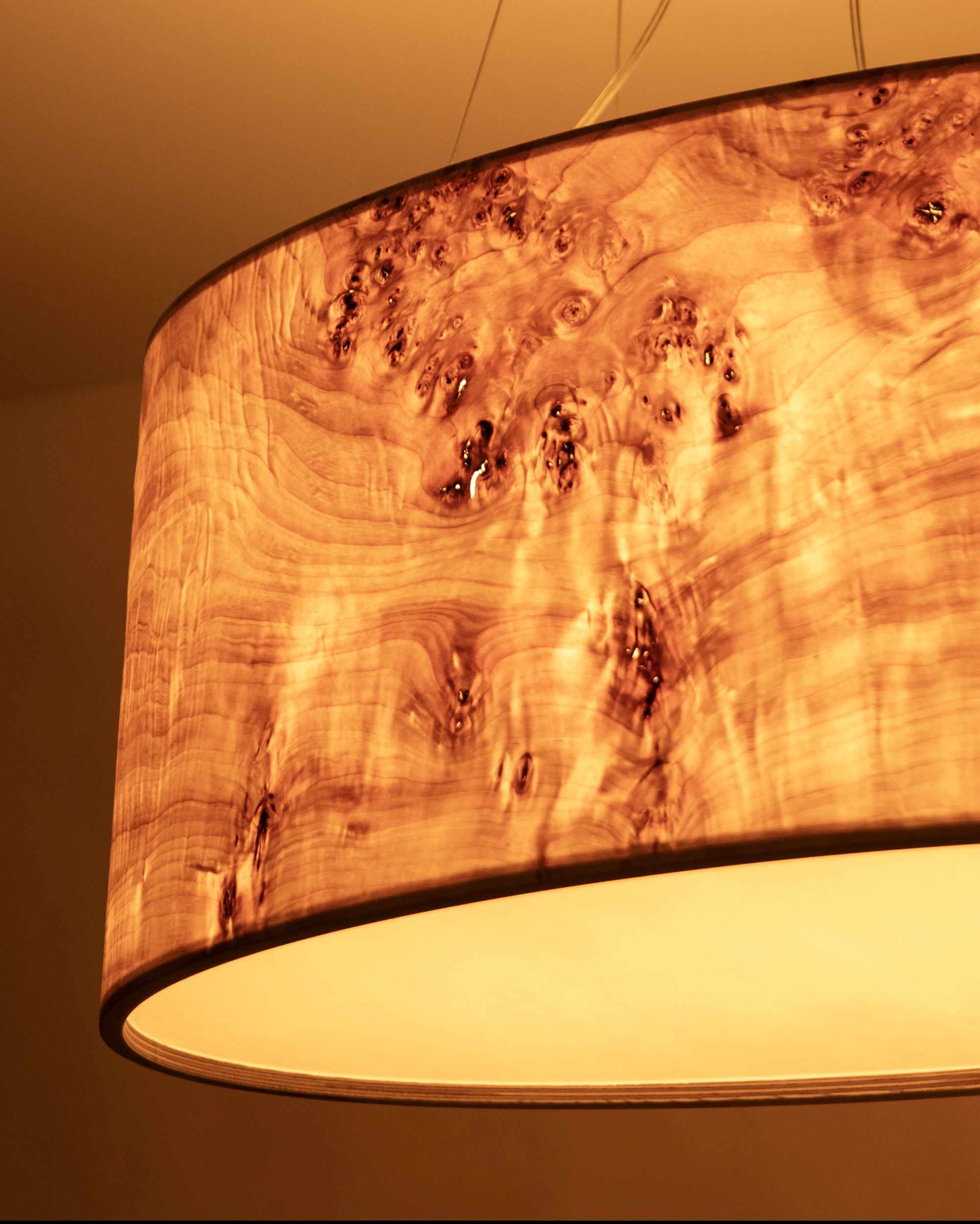 LIEKKI Holz Tischlampe aus farbigem Esche Furnier
