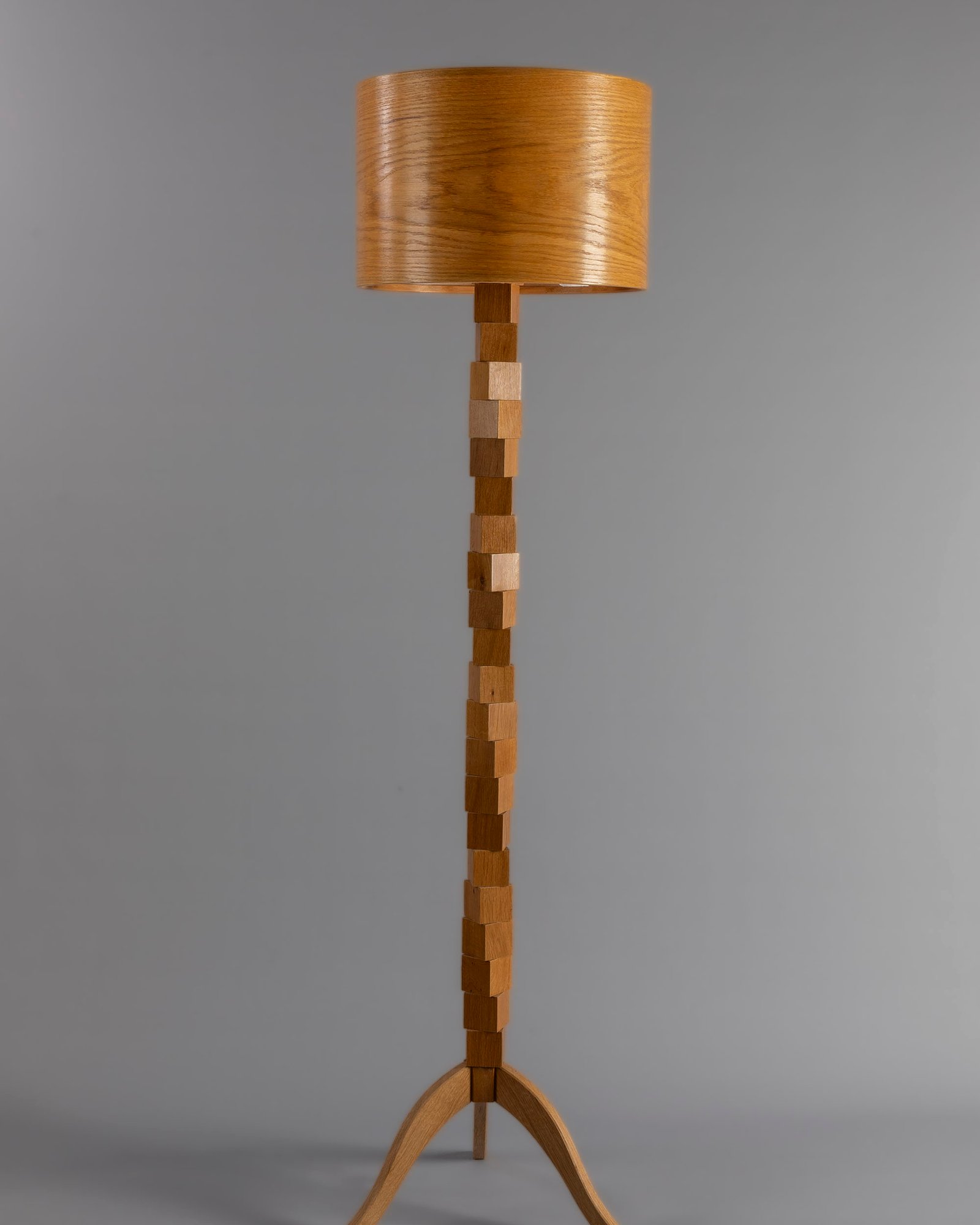 مصباح أرضي JUURI مصنوع يدويًا للمساحات الداخلية الحديثة