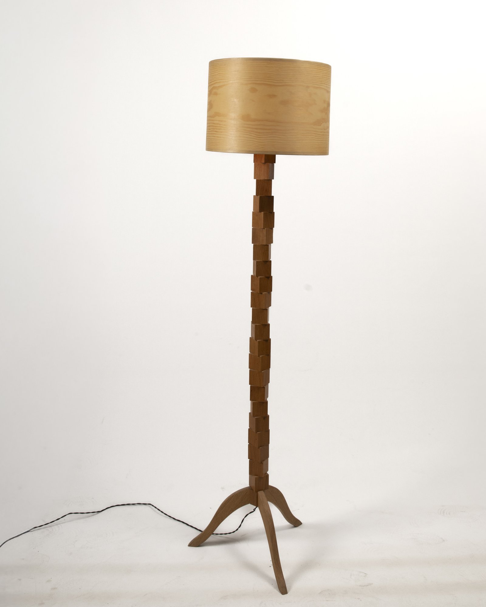 JUURI Stehlampe aus Eiche Seitenansicht moderne Holz Stehlampe 165 cm