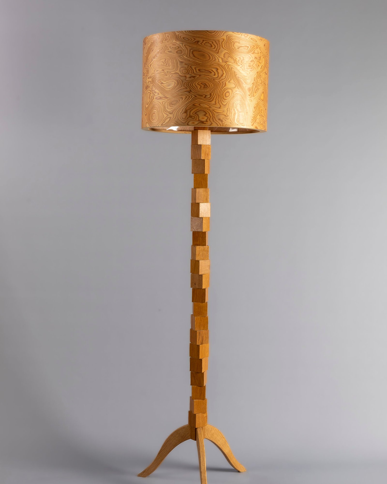 détail placage racine artificielle lampe JUURI texture naturelle