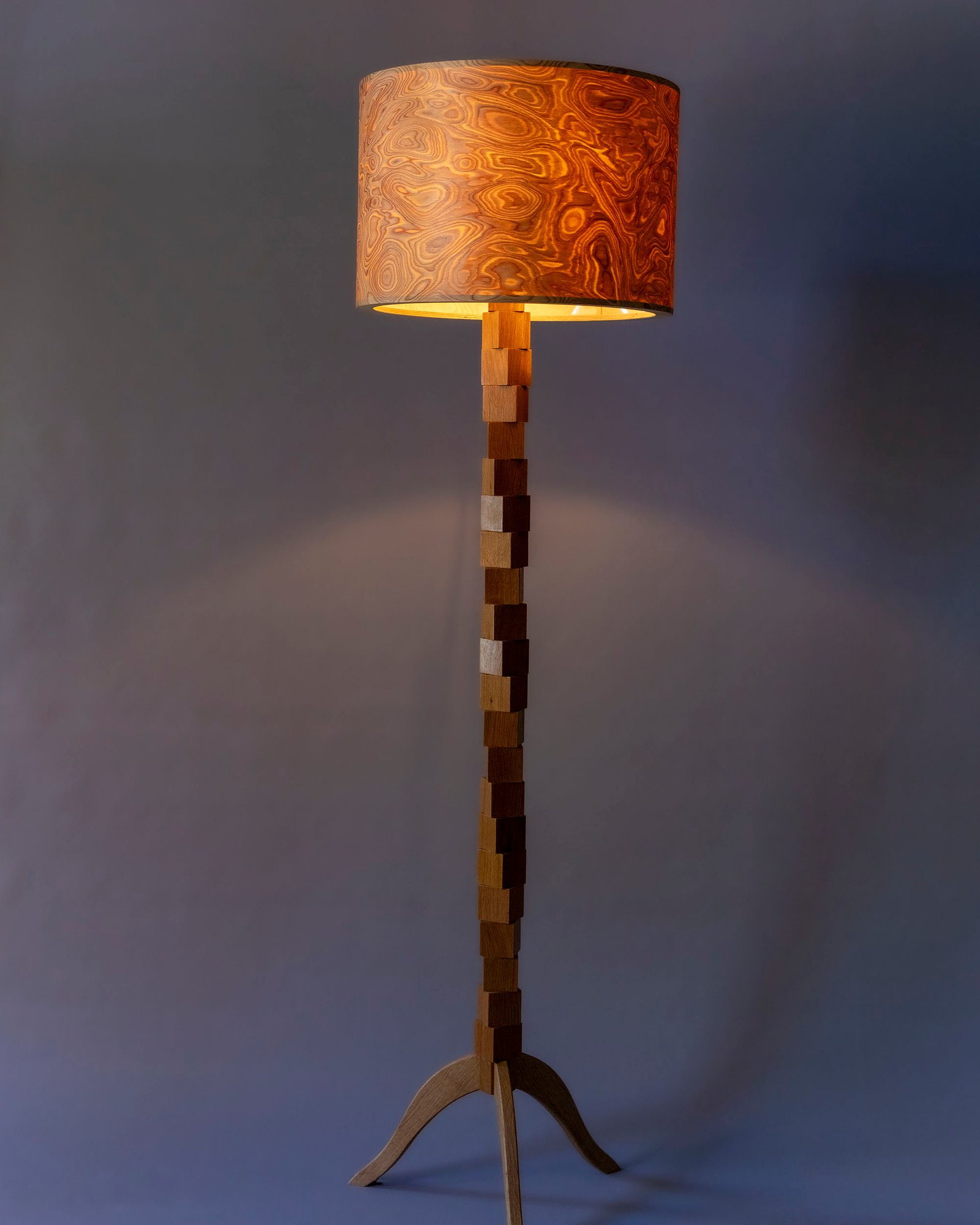 Lampadaire en bois JUURI en chêne fabrication artisanale E27 LED