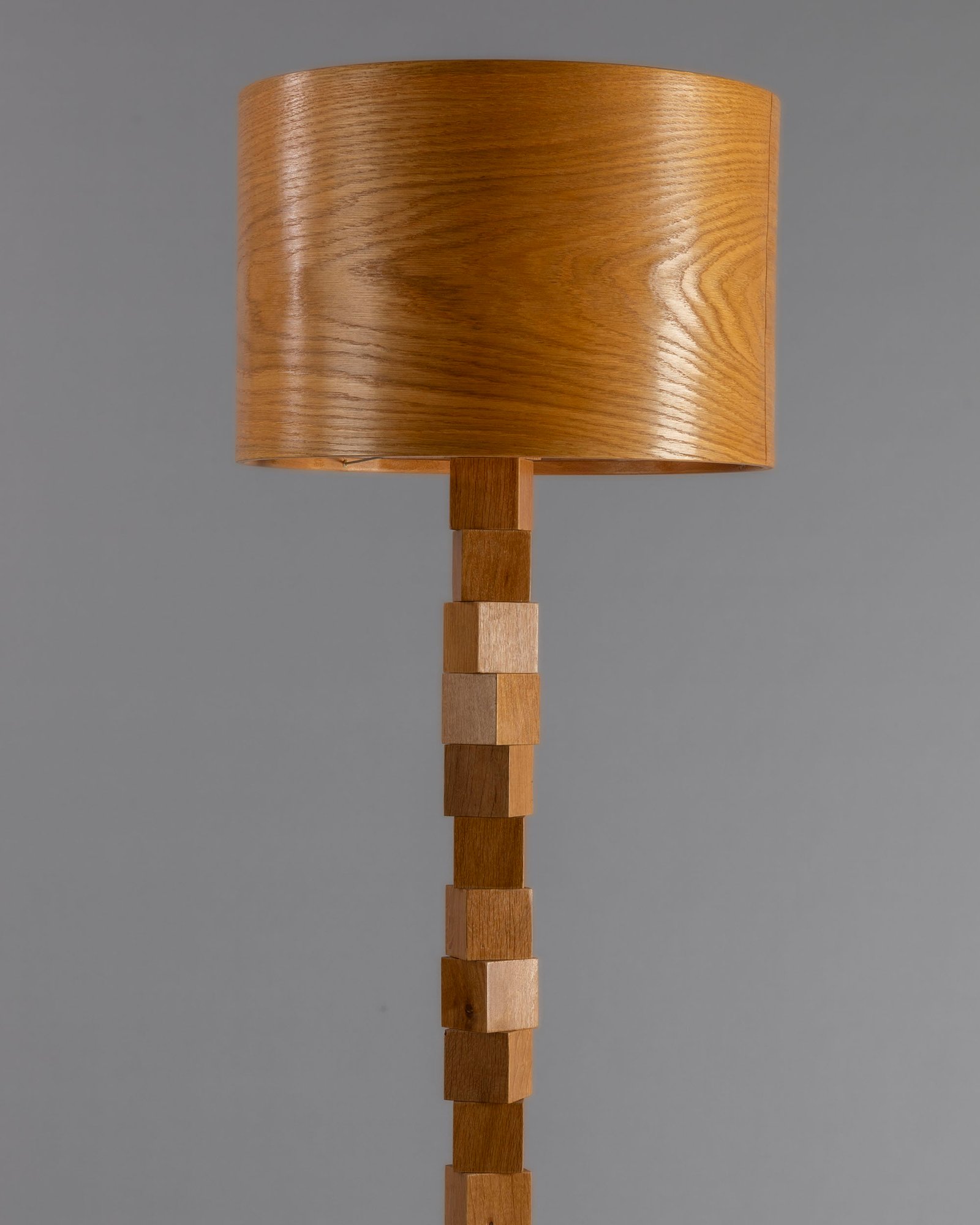 مصباح JUURI من البلوط مع تشطيب تأثير الجذور