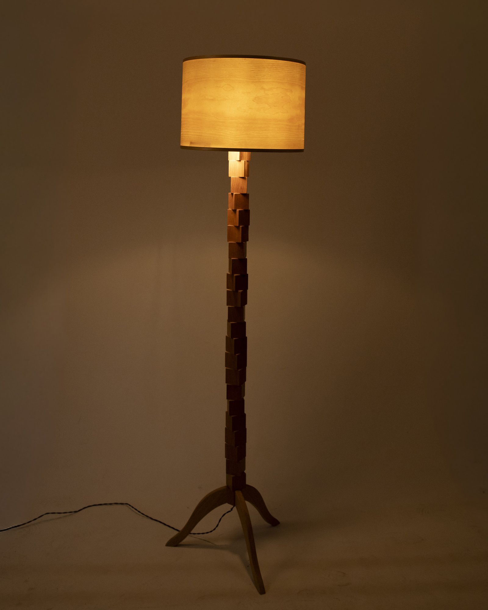 JUURI Stehlampe aus Eiche Holz 165 cm handgefertigte Holz Stehlampe modernes Design