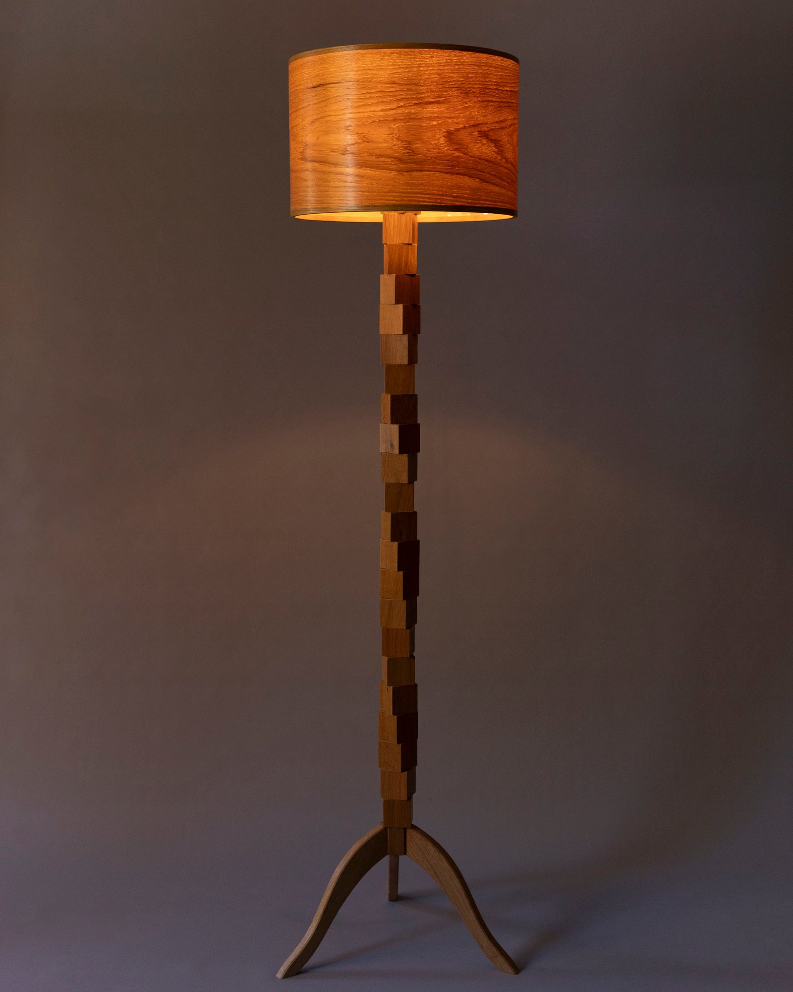 مصباح أرضي خشبي JUURI من البلوط مصنوع يدويًا E27 LED