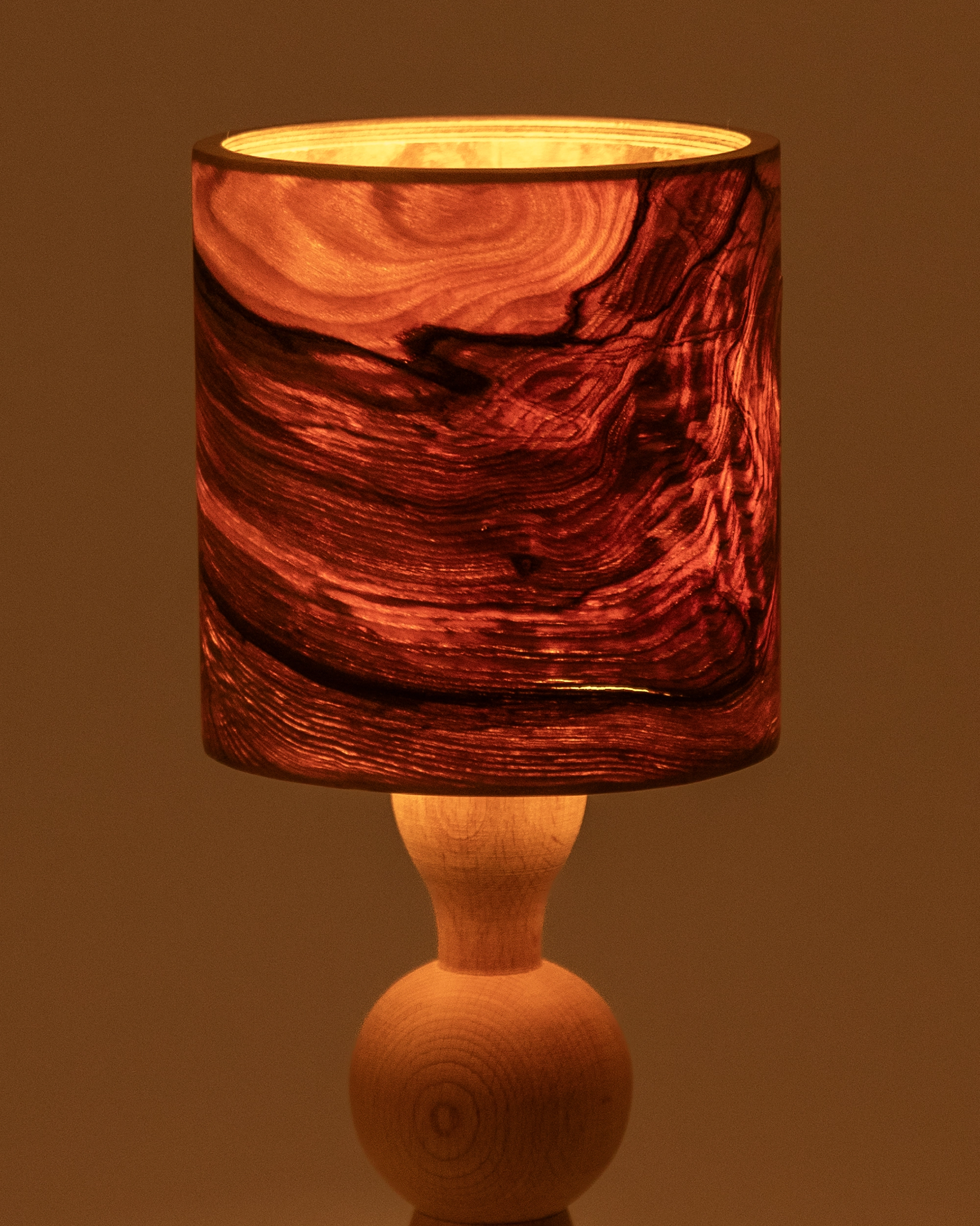TAKKA Tischlampe Holz als stilvolle Beleuchtung im Wohnzimmer