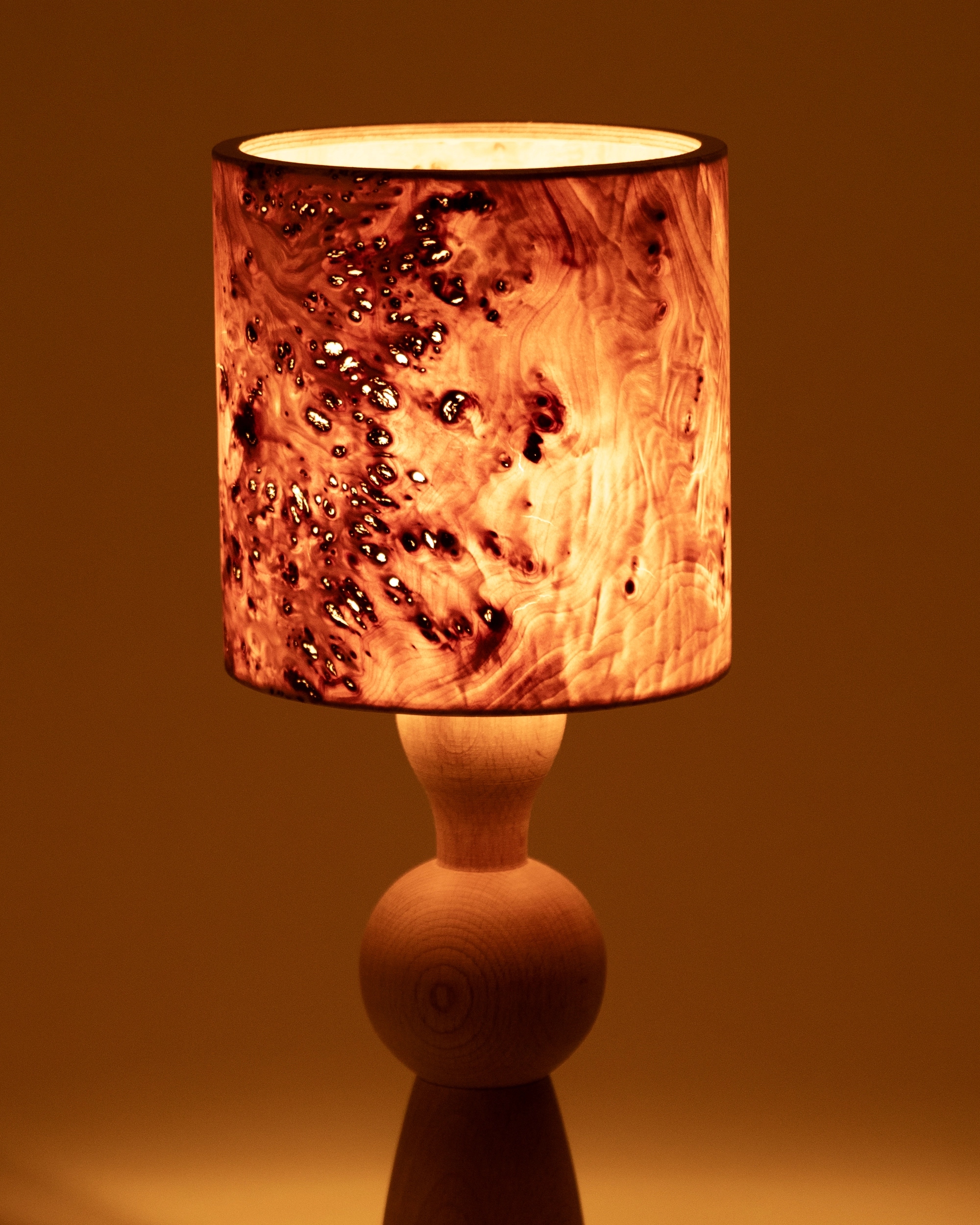 TAKKA Holz Tischlampe im Wohnzimmer Einsatz